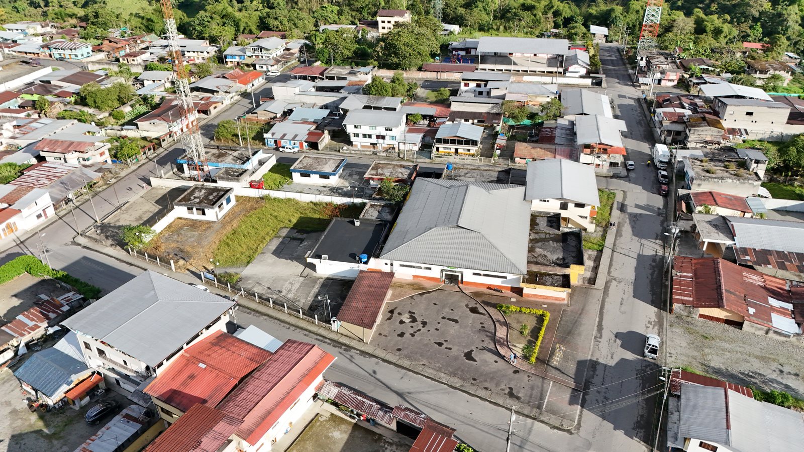 Vista aérea real del mercado municipal, su cubierta y la plaza de acceso