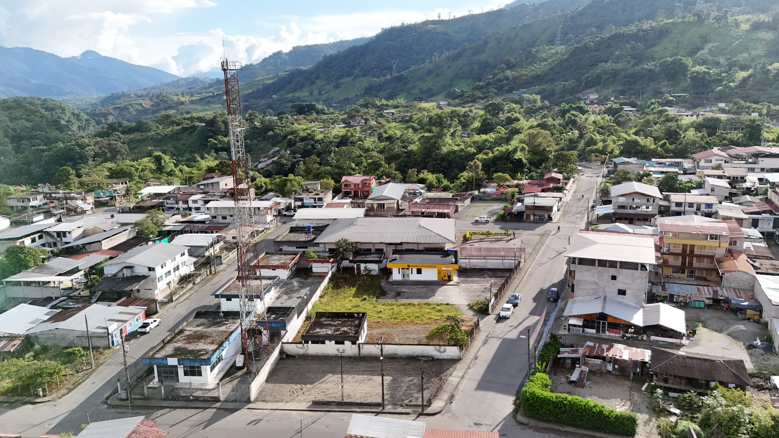 Vista aérea real del Banco Pichincha y los terrenos abiertos de la cuadra