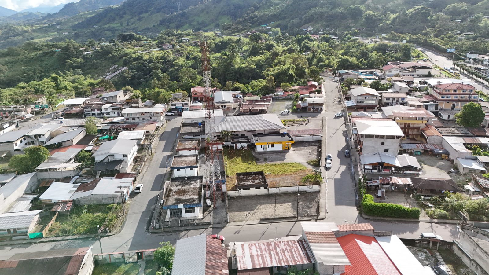 Vista aérea real de la cuadra del mercado y las calles que la rodean