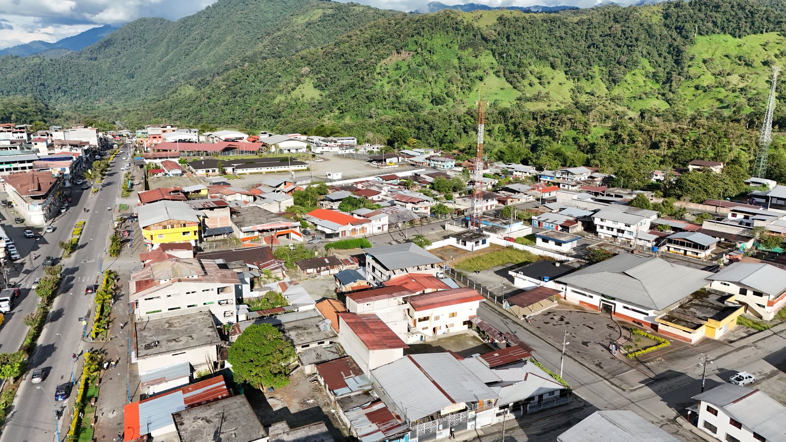 Vista aérea real del mercado y su conexión con el centro urbano de El Chaco