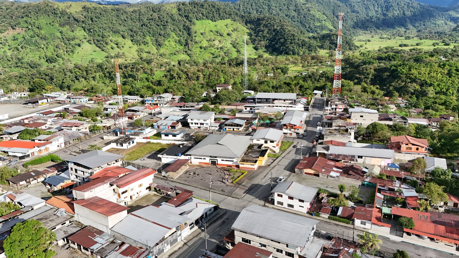Vista aérea real del mercado dentro del paisaje urbano y natural de El Chaco